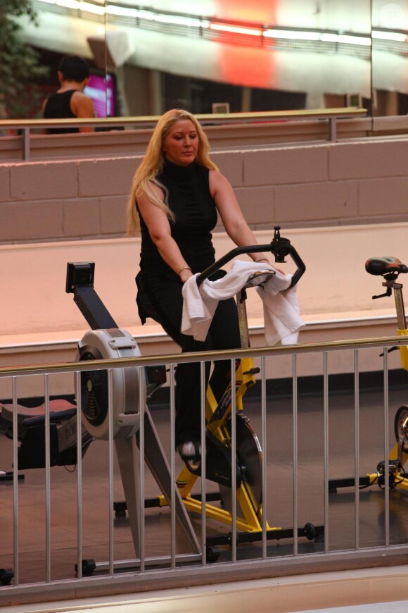 Loana fait de la gym afin de se battre contre ses kilos en mars 2011 au Club Med Gym à Paris