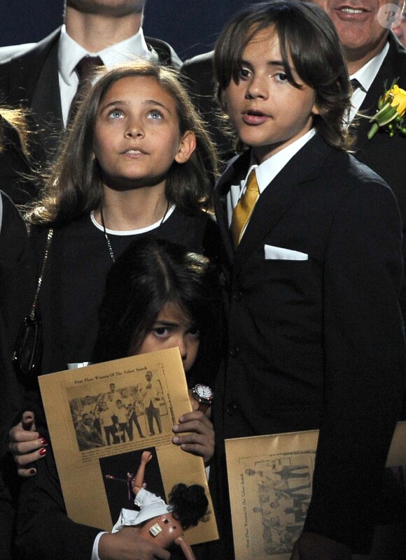 Les enfants de Michael Jackson, Prince, Paris et Blanket, pendant la cérémonie hommage à leur père, à Los Angeles, le 7 juillet 2009.