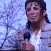 Mohammed Al-Fayed inaugure la statue de Michael Jackson au stade de Craven Cottage, à Londres, avril 2011.