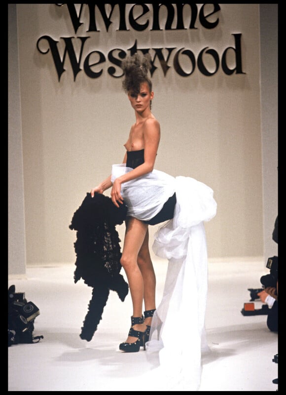 Kate Moss en robe de mariée en 1994 a fait sensation en achevant le show de Vivienne Westwood... la poitrine à l'air !