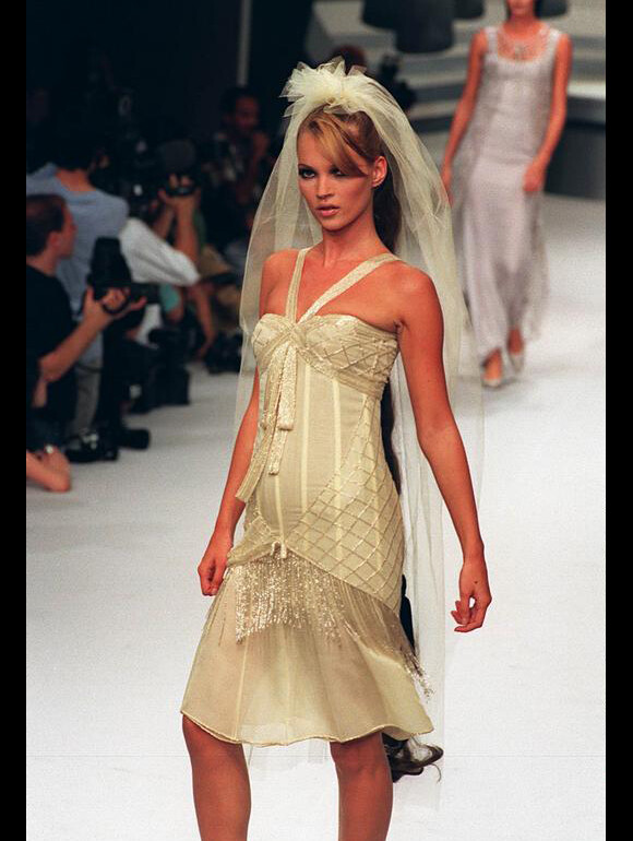 Kate Moss en robe de mariée pour Chanel en 1995 