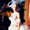 Kate Moss en robe de mariée au défilé Dior en 1995