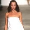 Kate Moss en robe au design épuré Calvin Klein en 1997