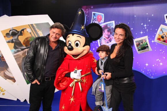 Valérie Zeitoun en famille lors du Festival des moments magiques au Disneyland Resort Paris le 2 avril 2011