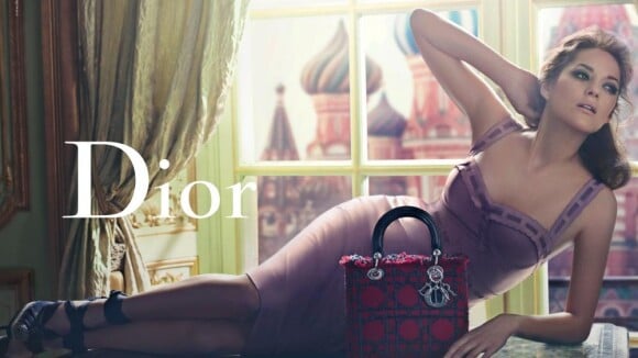 Marion Cotillard en Lady Dior : mystérieuse, elle prend l'accent russe...