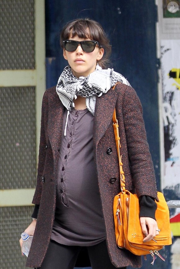 Zoe Buckman, la femme de David Schwimmer, enceinte de leur premier enfant, en train de se balader dans les rues de New York, le 5 avril 2011.