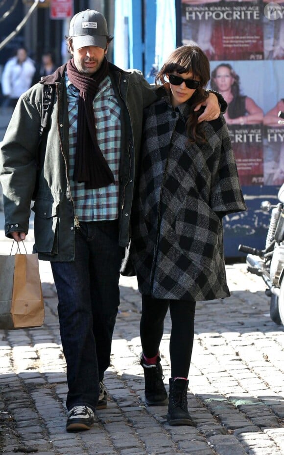 David Schwimmer et sa femme Zoe Buckman enceinte de leur premier enfant dans les rues de New York, le 14 février 2011.