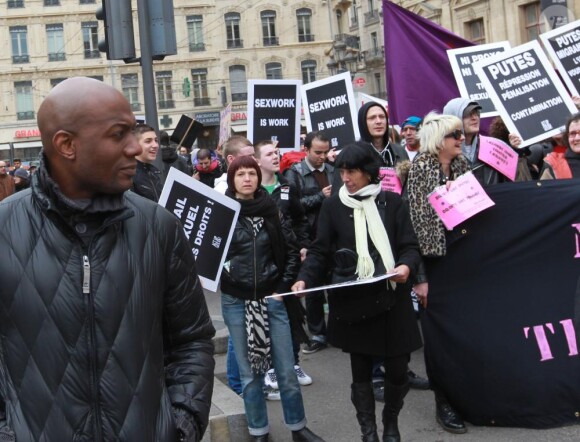 Harry Roselmack se retrouve au coeur de la manifestation de prostituées dans les rues de Lyon le 19 mars 2011 à propos de leurs conditions de travail.