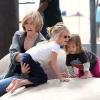 Chris, la maman de Ben Affleck, avec ses petites-filles Violet et Seraphina (5 avril 2011 à Los Angeles)