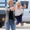 Chris, la maman de Ben Affleck, avec sa petite-fille Violet  (5 avril 2011 à Los Angeles)
