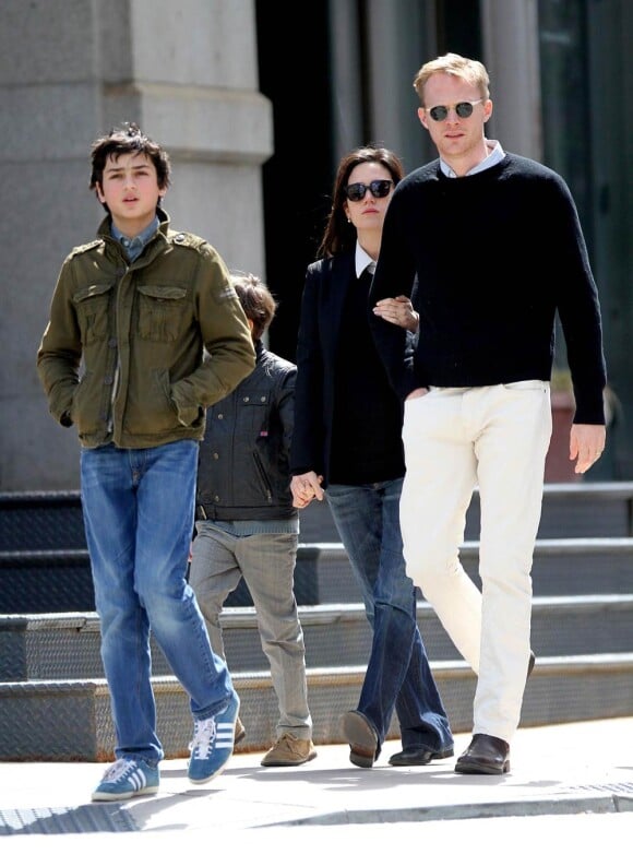 Jennifer Connelly enceinte, Paul Bettany et leurs enfants à New York, le 2 avrik 2011.
