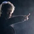 Image extraite du clip sidérant de  Puisses-tu , troisième extrait de l'album  Roc Eclair  de Jean-Louis Aubert.