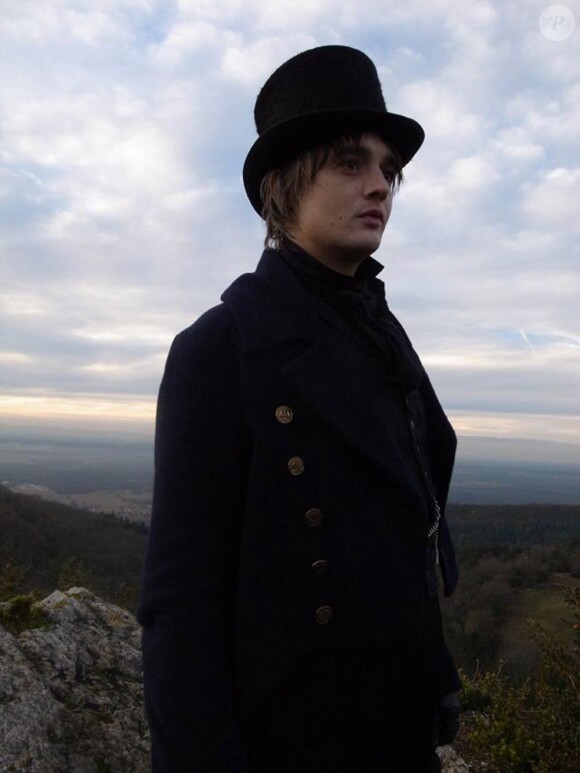 Pete Doherty en poète torturé donne la réplique à Charlotte Gainsbourg dans Confession d'un enfant du siècle, de Sylvie Verheyde. La réputation sulfureuse du rockeur n'a pas aidé au financement du projet...