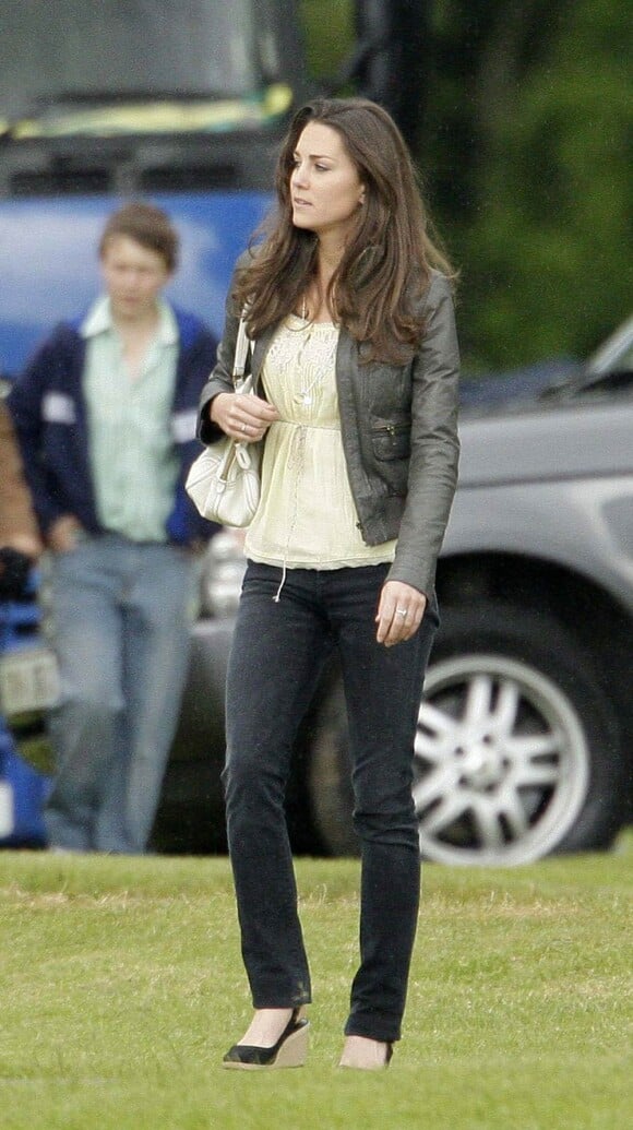 Kate Middleton, qui épousera le prince William le 29 avril 2011, a progressivement affiné, au propre comme au figuré, sa silhouette au cours des années. Le 7 juin 2009 à un match de polo.