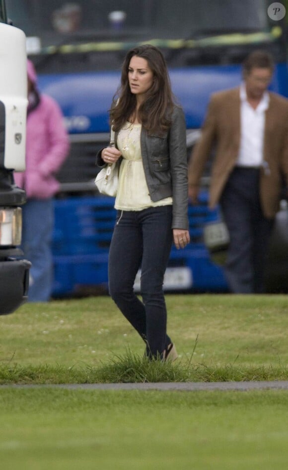 Kate Middleton, qui épousera le prince William le 29 avril 2011, a progressivement affiné, au propre comme au figuré, sa silhouette au cours des années. Le 7 juin 2009 à un match de polo.
