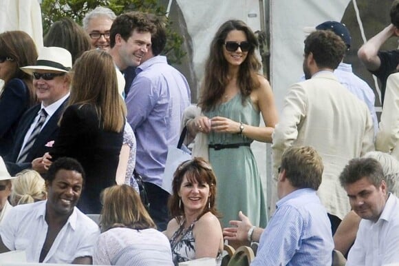 Kate Middleton a affiné sa silhouette au  cours des années. Le 10 juillet 2010 lors d'un match de polo caritatif auquel prenait part William, dans le Gloucestershire.