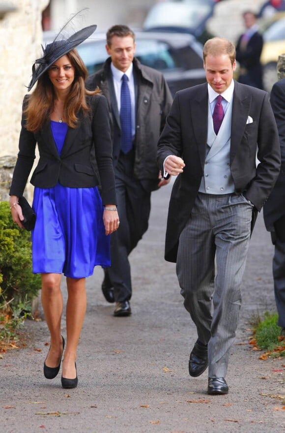 Kate Middleton, qui épousera le prince William le 29 avril 2011, a  progressivement affiné, au propre comme au figuré, sa silhouette au  cours des années. Au mariage d'Harry Mead et Rosie Bradford, en octobre 2010, à Cheltenham.