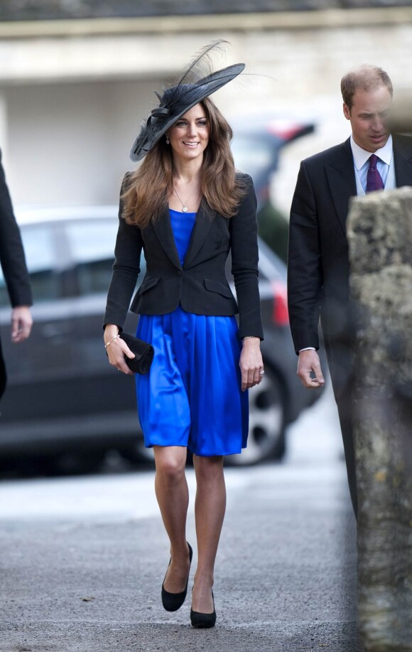 Kate Middleton, qui épousera le prince William le 29 avril 2011, a  progressivement affiné, au propre comme au figuré, sa silhouette au  cours des années. Au mariage d'Harry Mead et Rosie Bradford, en octobre 2010, à Cheltenham.