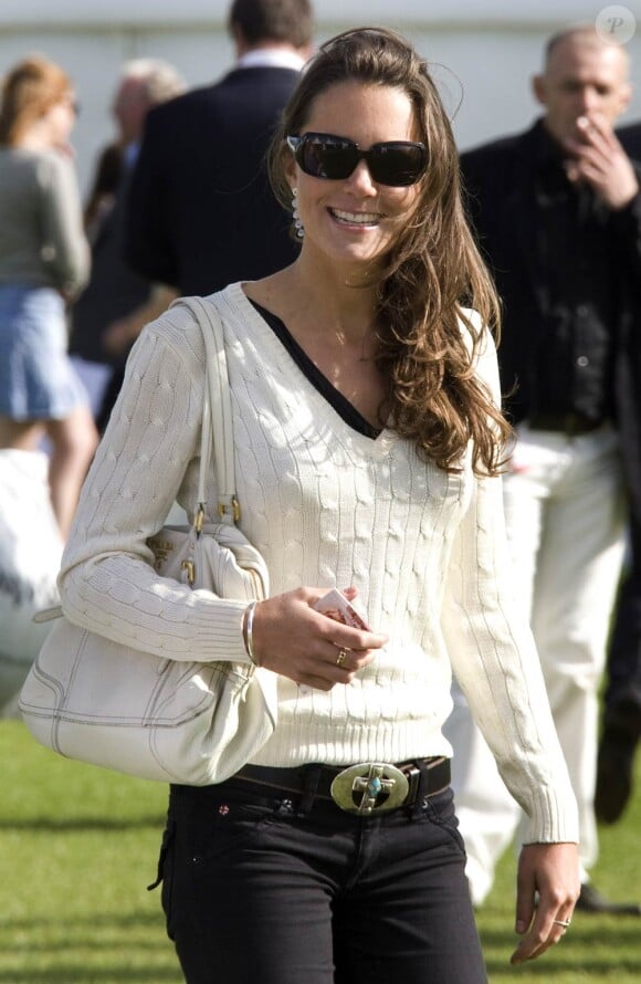 Kate Middleton, qui épousera le prince William le 29 avril 2011, a  progressivement affiné, au propre comme au figuré, sa silhouette au  cours des années. Le 22 juin 2008 - encore du polo !