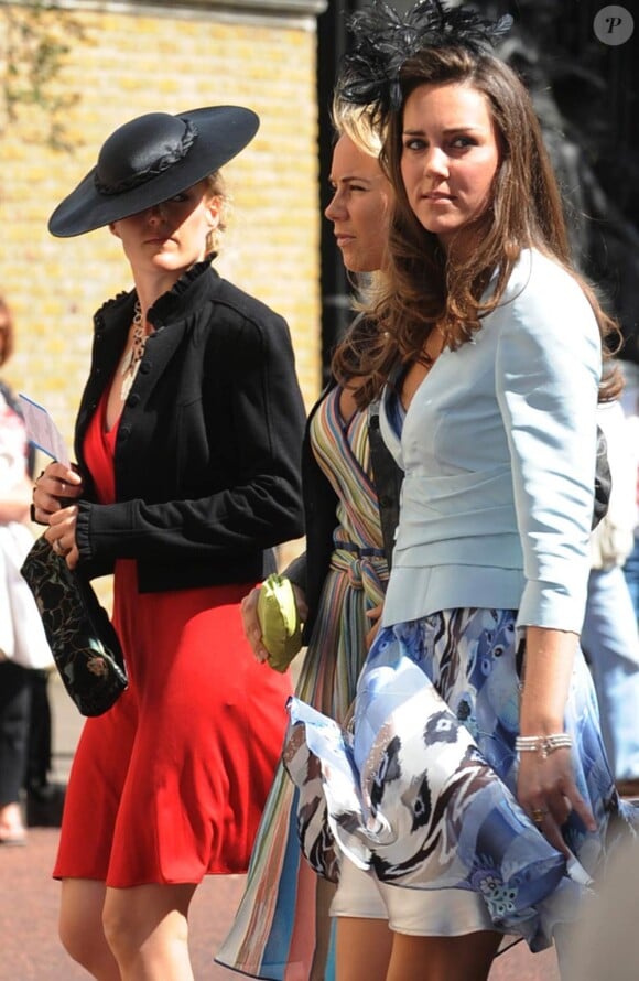 Kate Middleton, qui épousera le prince William le 29 avril 2011, a  progressivement affiné, au propre comme au figuré, sa silhouette au  cours des années.