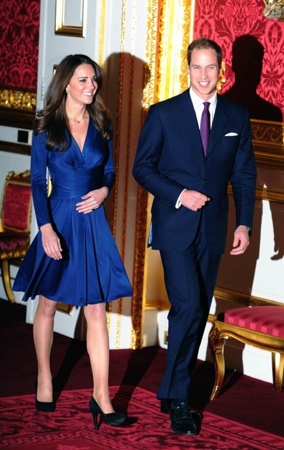 Kate Middleton, qui épousera le prince William le 29 avril 2011, a  progressivement affiné, au propre comme au figuré, sa silhouette au  cours des années. Le 16 novembre 2010 au palais St James, à l'annonce de leurs fiançailles.