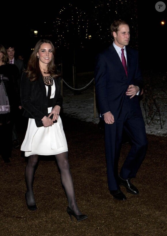 Kate Middleton, qui épousera le prince William le 29 avril 2011, a  progressivement affiné, au propre comme au figuré, sa silhouette au  cours des années. Décembre 2010, première apparition officielle après les fiançailles.