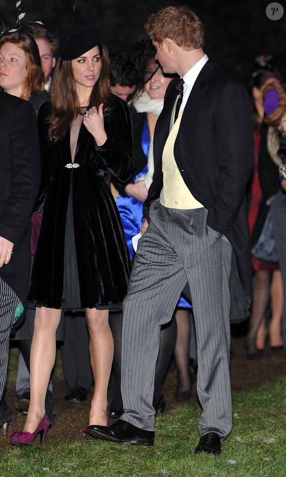 Kate Middleton, qui épousera le prince William le 29 avril 2011, a  progressivement affiné, au propre comme au figuré, sa silhouette au  cours des années. Le 8 janvier 2011 au mariage d'amis à Aldoboroough.
