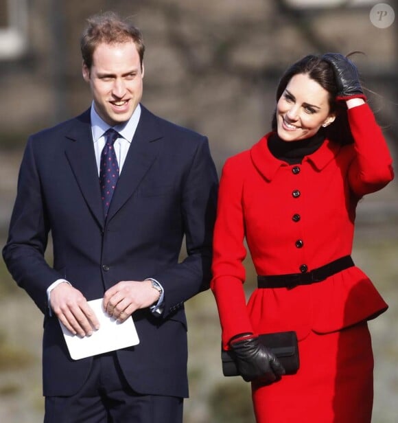 Kate Middleton, qui épousera le prince William le 29 avril 2011, a  progressivement affiné, au propre comme au figuré, sa silhouette au  cours des années. Le 25 février 2011, de retour sur la campus de St Andrews, en Ecosse.