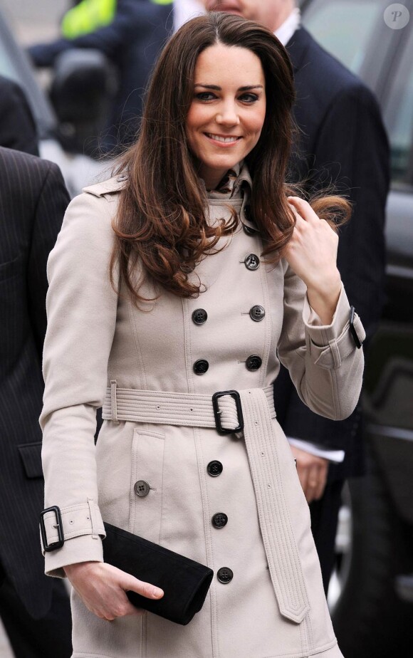 Kate Middleton, qui épousera le prince William le 29 avril 2011, a  progressivement affiné, au propre comme au figuré, sa silhouette au  cours des années. Son trench Burberry avait fait sensation à Belfast, le 8 mars 2011.