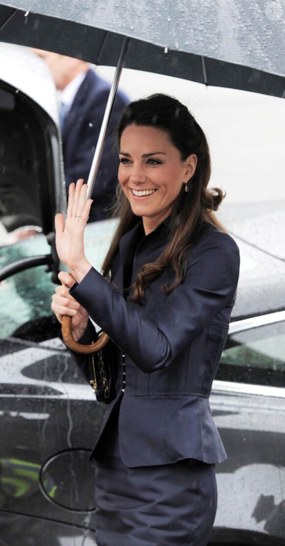 Kate Middleton a  progressivement affiné, au propre comme au figuré, sa silhouette au  cours des années. Le 11 avril 2011, elle a marqué les esprits, très élancée, lors de sa dernière sortie avant le mariage, dans le Lancashire.