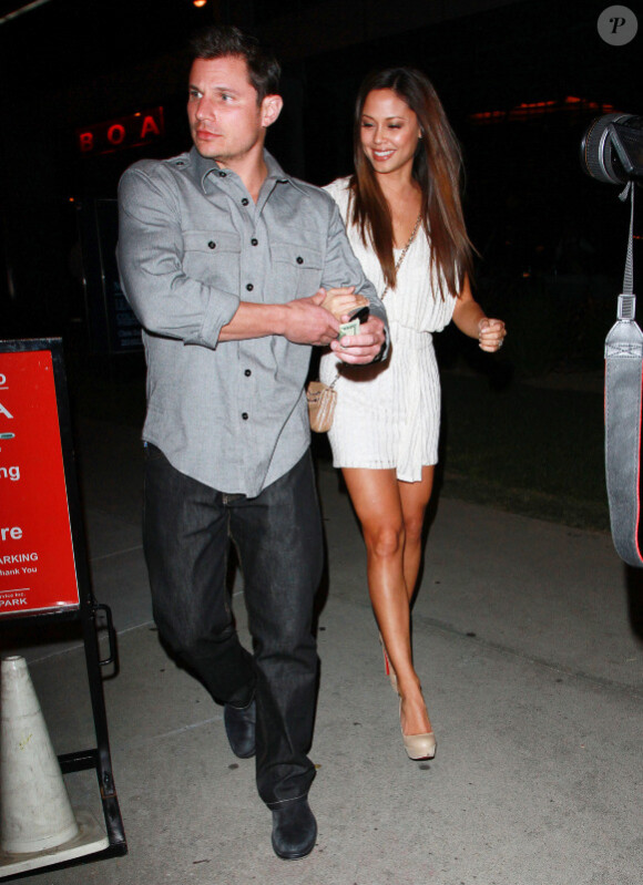 Nick Lachey et sa fiancée Vanessa Minnillo à la sortie du restaurant Boa Steakhouse à Los Angeles le 9 février 2011.