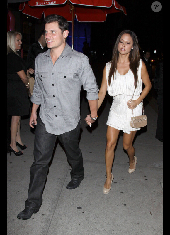 Nick Lachey et sa fiancée Vanessa Minnillo à la sortie du restaurant Boa Steakhouse à Los Angeles le 9 février 2011.