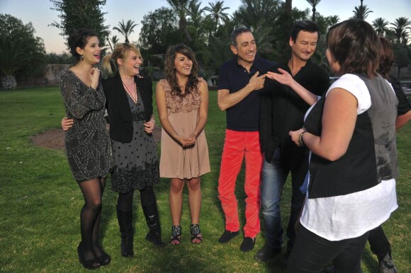 X Factor : Pour l'étape de la Maison des Juges, Olivier Schultheis est parti avec Alain Chamfort à Marrakech. Nos deux compères étaient bien entourés, avec les filles de moins de 25 ans !