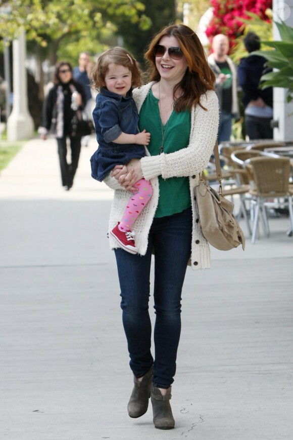 Alyson Hannigan emmène sa fillette pour une promenade à Brentwood (12 avril 2011)