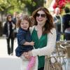 Alyson Hannigan emmène sa fillette pour une promenade à Brentwood (12 avril 2011)