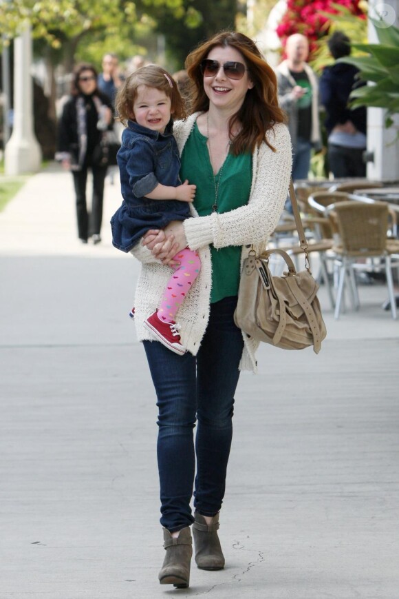 Alyson Hannigan emmène sa fillette pour une promenade à Brentwood (12 avril 2011)