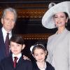 Catherine Zeta-Jones en compagnie de son mari Michael Douglas et de leurs enfants Dylan et Carys posent au palais de Buckingham à Londres où l'actrice a reçu le 24 février 2011, l'ordre de commandeur de l'Empire Britannique