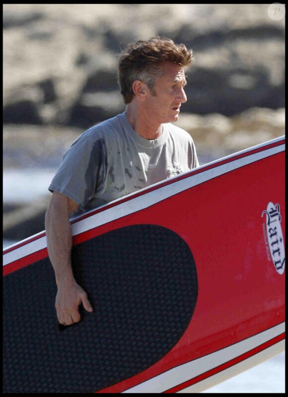 Photos exclusives : Sean Penn entretient sa forme et s'échauffe avant d'aller faire du Paddle surfboard sur la plage de L.A.
