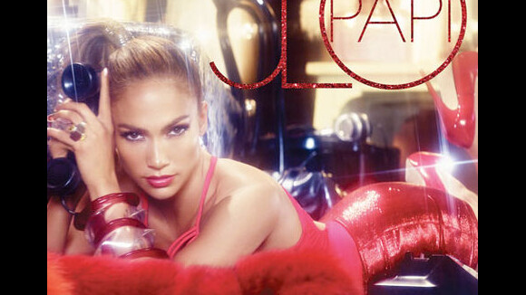 Jennifer Lopez, moulée dans une jupe sexy, vous offre son titre "Papi" !