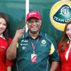 Tony Fernandes pose avec ses hôtesses de la Team Lotus