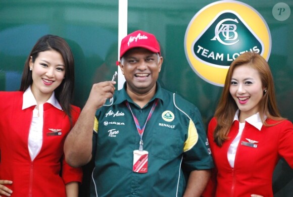 Tony Fernandes pose avec ses hôtesses de la Team Lotus