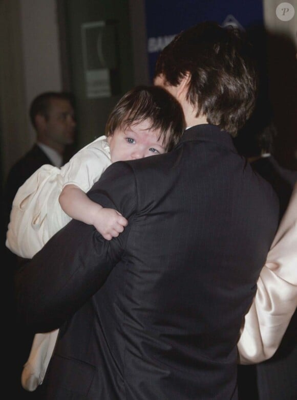 Suri Cruise est née le 18 avril 2006. Lors du mariage de Katie Holmes et Tom Cruise, le bébé ne quitte déjà pas les bras de son père. Rome, 16 novembre 2006