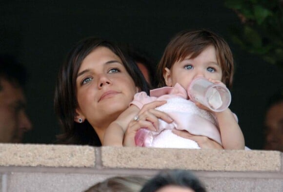 En plus de son goût pour la mode, Suri Cruise a hérité de sa maman ses magnifique yeux bleus azur. Katie Holmes a emmené sa fille à un match de football pour admirer David Beckham, un ami proche de la famille. Los Angeles, 21 juillet 2007