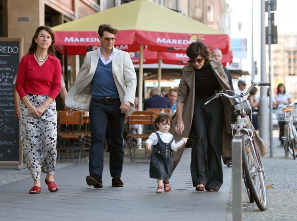 Suri et ses parents se baladent dans les rues de Berlin où Tom Cruise tourne Valkyrie. La fillette est déjà très fashion. Berlin, 5 août 2007
