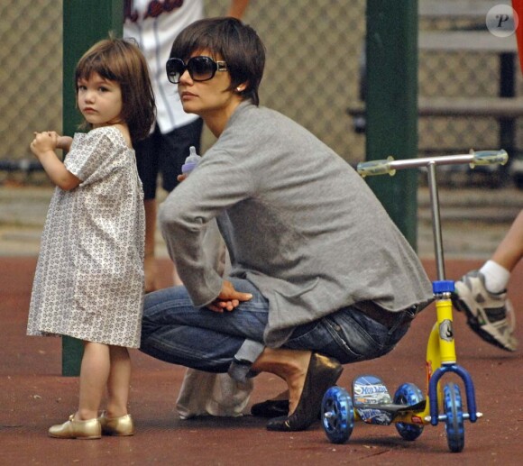 Avec ses chaussures dorées, Suri Cruise, 2 ans, ne passe pas inaperçue au parc. Surtout avec une maman célèbre ! New York, 5 août 2008