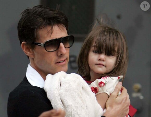 Tom Cruise emmène sa petite starlette manger une glace. 18 mois et toujours dans les bras de papa ! New York, 18 octobre 2008 