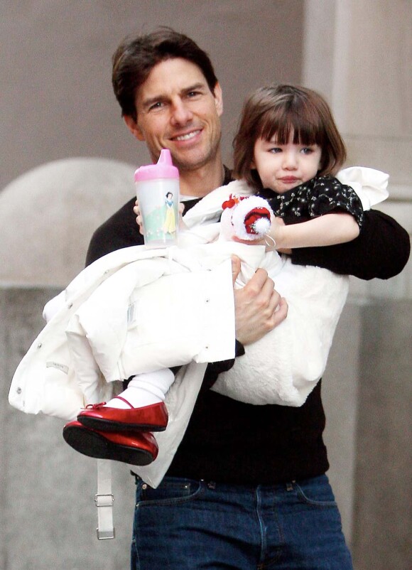 Tom Cruise ne quitte plus sa poupée... A plus de deux ans et demi, la petite Suri est toujours dans les bras de papa, comme un bébé. New York, 3 décembre 2008