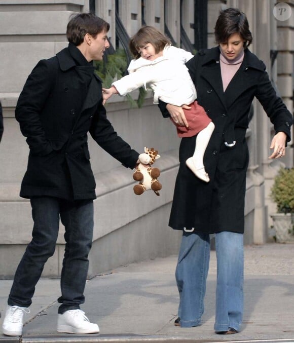 Suri Cruise préfère apparemment les bras de son papa ! Katie et Tom accompagne leur prodige à son cours de musique dans une école très réputée. New York, 12 décembre 2008 