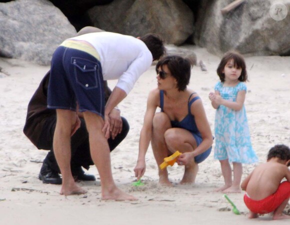Suri Cruise et ses parents font des châteaux de sable sur la plage d'Urca au Brésil. Et tout ça en plein hiver... Quelle chance ! Rio de Janeiro, 31 janvier 2008