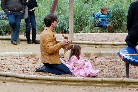 Tom Cruise, en promotion en Espagne pour son film avec Cameron Diaz, et Katie Holmes passent une après-midi dans un parc avec leur petite fille. Suri porte une robe style flamenco rose... Pas du tout adaptée pour le bac à sable ! Séville, 6 décembre 2009 